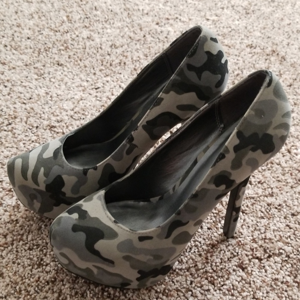 Breckelle army print heels
